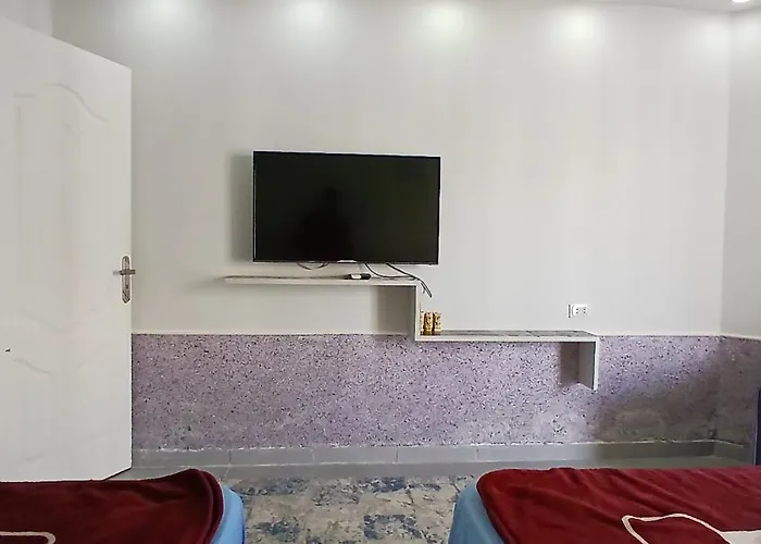 10 Steps From And Heart, Furnished With Modern Kitchenette Apartment *