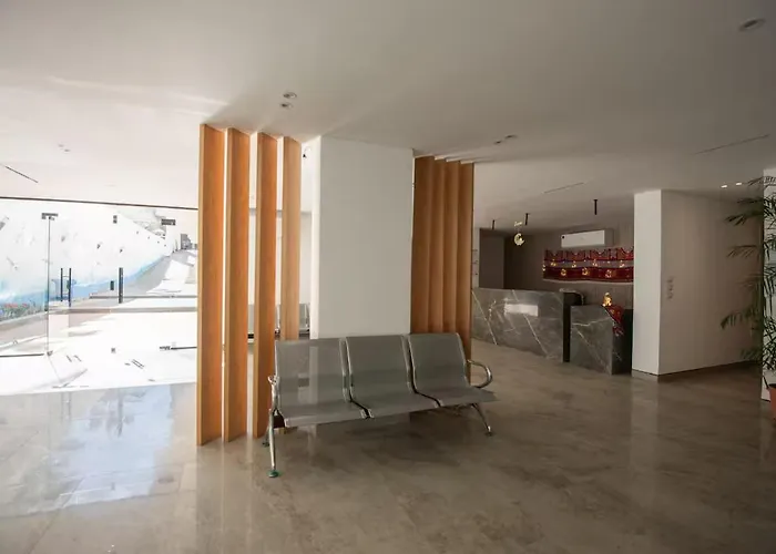 10 Steps From And Heart, Furnished With Modern Kitchenette Apartment *