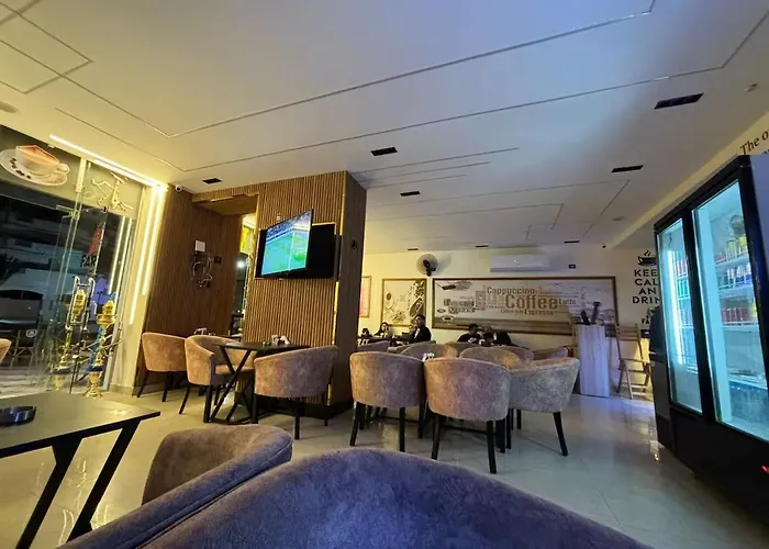 10 Steps From And Heart, Furnished With Modern Kitchenette Apartment