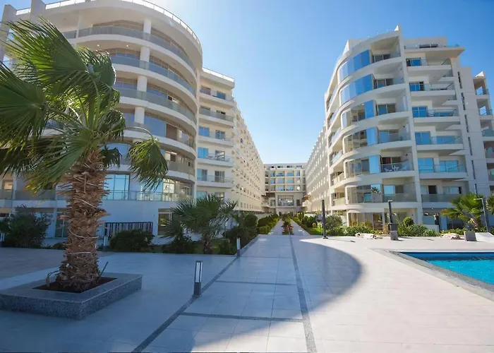 10 Steps From And Heart, Furnished With Modern Kitchenette Apartment *