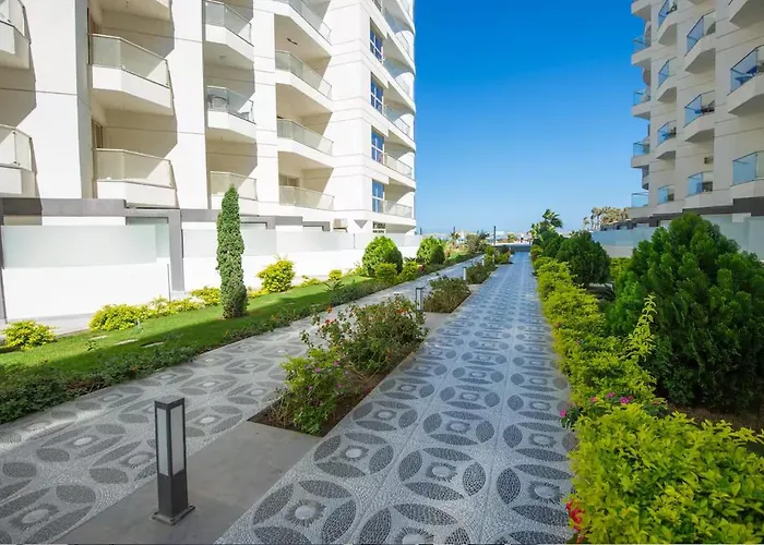 10 Steps From And Heart, Furnished With Modern Kitchenette Apartment