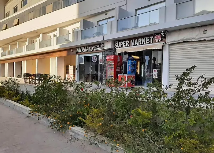10 Steps From And Heart, Furnished With Modern Kitchenette *